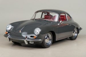 A la imatge es mostra un Porsche 356 de 1963 en gris, que era el color inicial de Janis Joplin