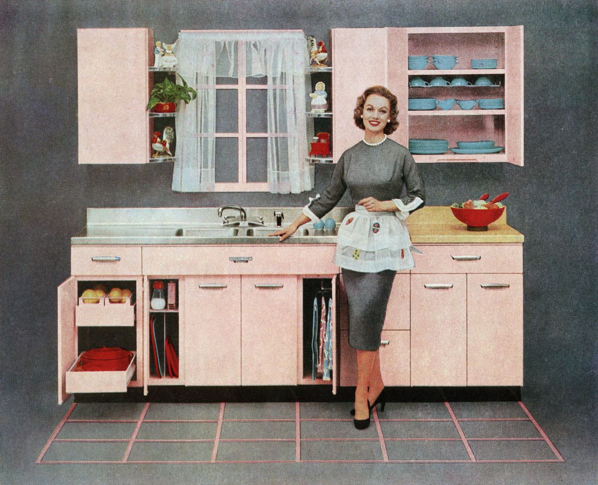 домаћица која стоји у кухињи