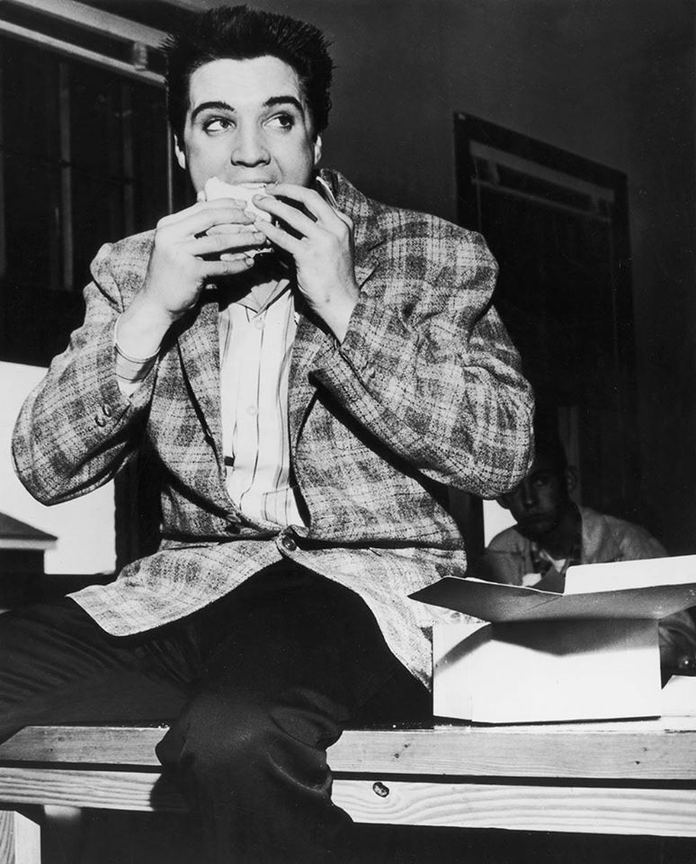 Elvis Presley comendo um sanduíche