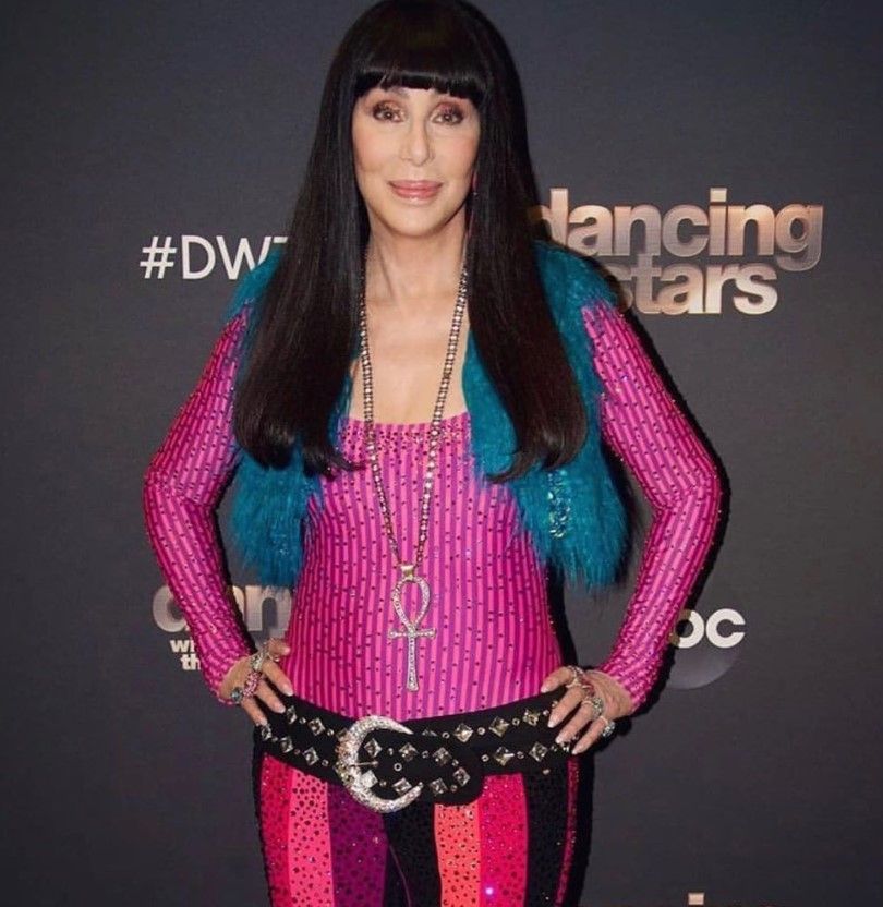 Cher předvedl tanec s hvězdami Sonny a Cher rytmus pokračuje
