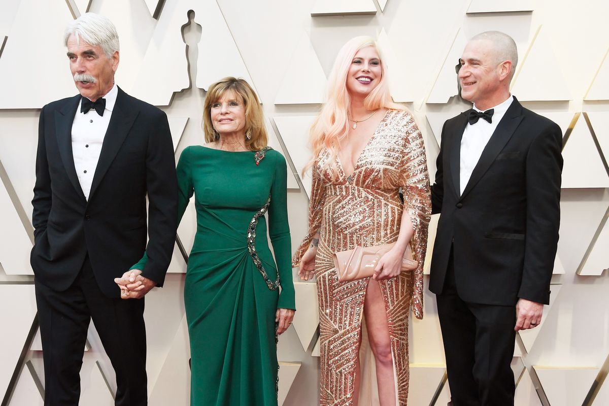 سام إليوت مع زوجته كاثرين روس وابنتها كليو روز إليوت على السجادة الحمراء في حفل توزيع جوائز الأوسكار السنوي الحادي والتسعين