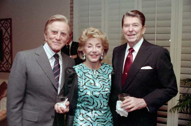 Kirk Douglas in Anne Buydens z Ronaldom Reaganom