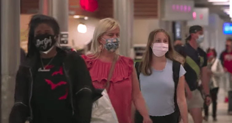 Mulher deu início ao voo da American Airlines por usar máscara ofensiva