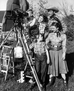 Roy Rogers, Dale Evans e i loro figli posano accanto a una telecamera