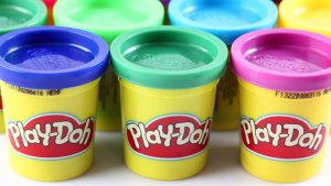 Play-Doh es va expandir considerablement des del netejador de fons de pantalla fins a un compost per modelar en blanc i, finalment, fins a la nostra joguina de colors preferida
