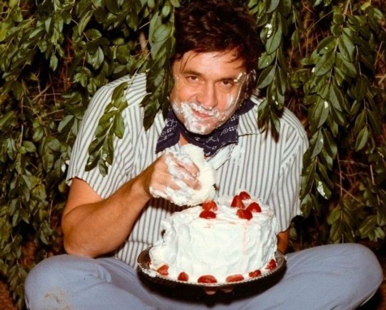 Johnny Cash comendo um bolo