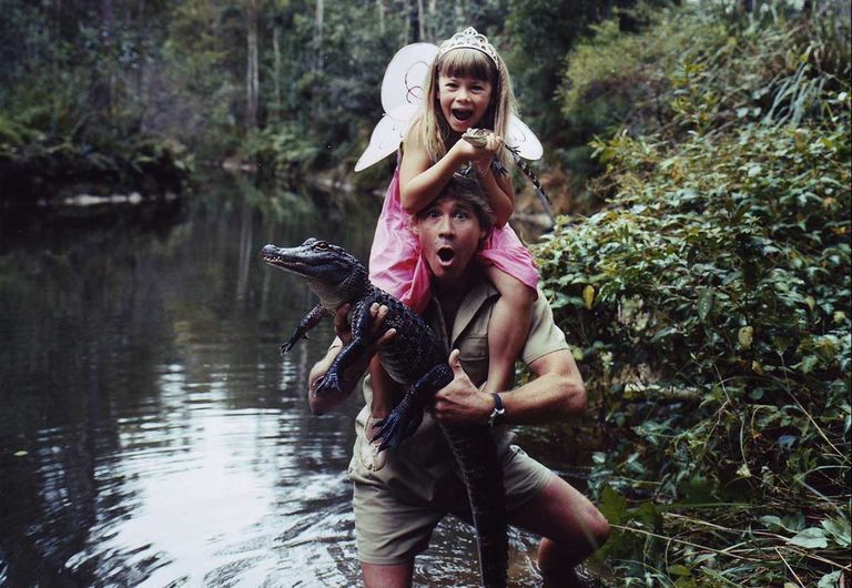 Steve y Bindi Irwin atrapando un cocodrilo