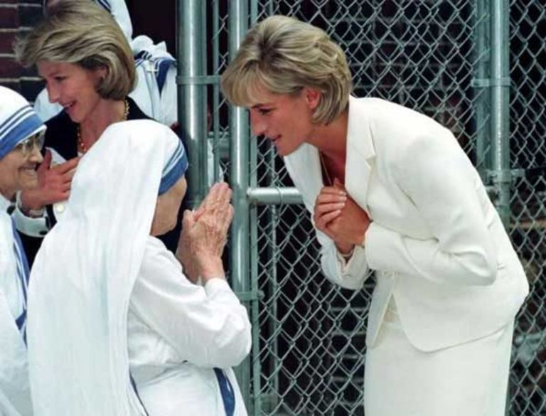 Prinsessan Diana och mamma Theresa pratar