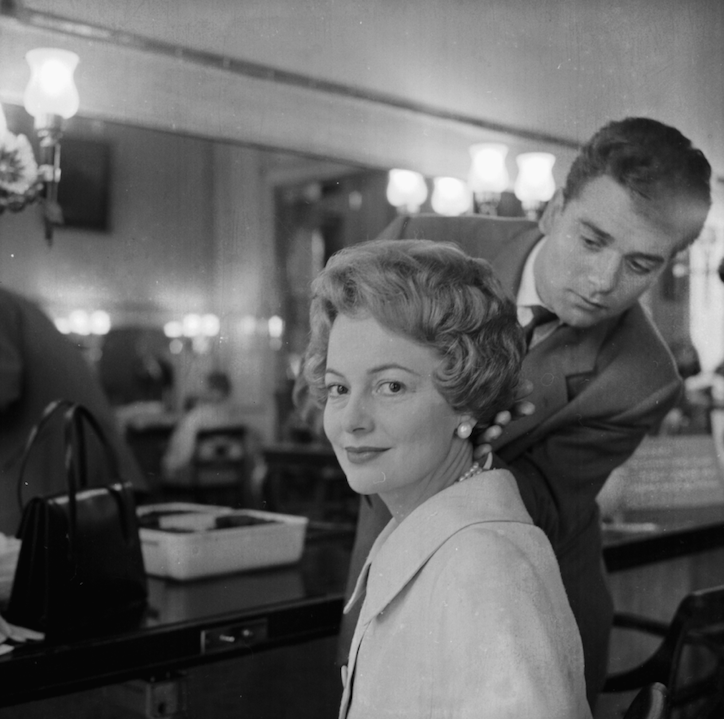 Оливиа де Хавилланд 1958. године радила је фризуру / шминку
