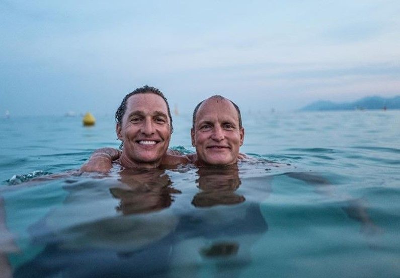 Matthew McConaughey gre na plavanje z Woodyjem Harrelsonom