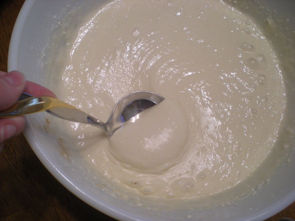смесване на кексово тесто