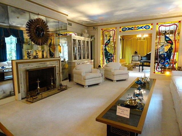 Lisa Marie Presley는 Graceland Mansion의 위층에 대한 비밀을 공유합니다.