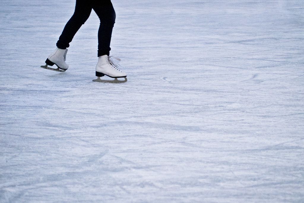 आइस स्केटिंग