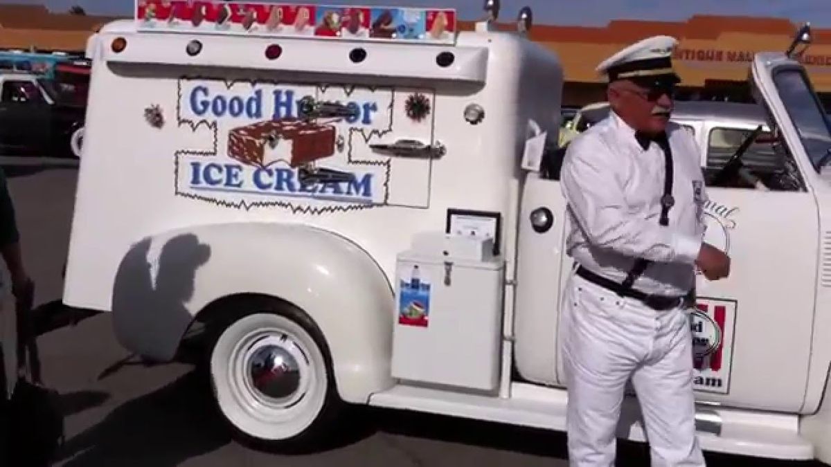 Camió de gelats de bon humor dels anys cinquanta