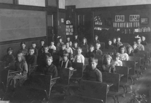 Na počátku byly školy pouze jednou velkou učebnou, což omezovalo možnost přizpůsobit lekce na základě každého studenta