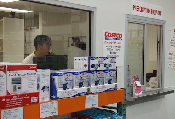 Cửa sổ hiệu thuốc Costco
