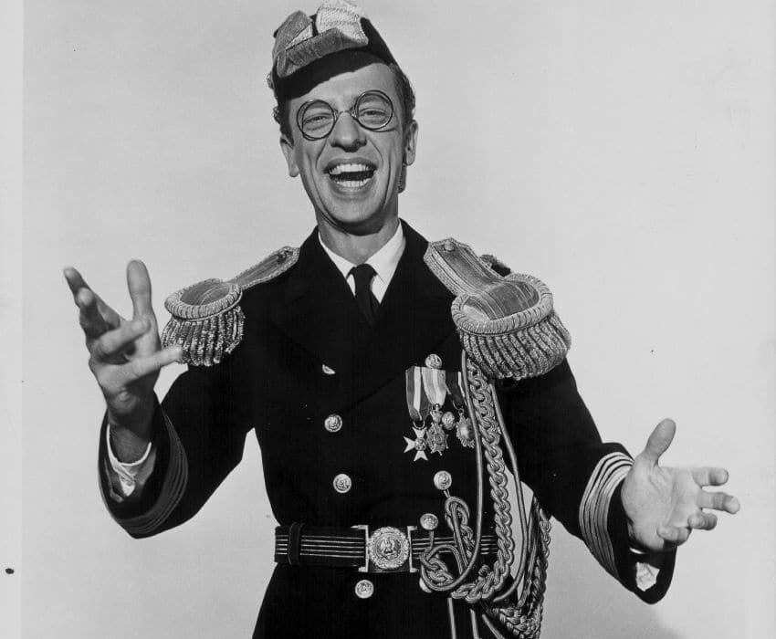 Don Knotts vestindo um uniforme de gala formal por volta de 1950-1960