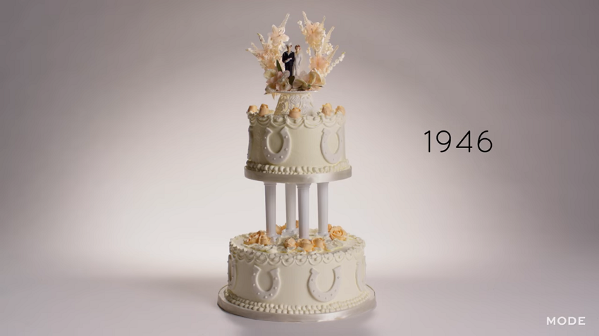 1946 كعكة الزفاف مع العروس والعريس القبعات العالية