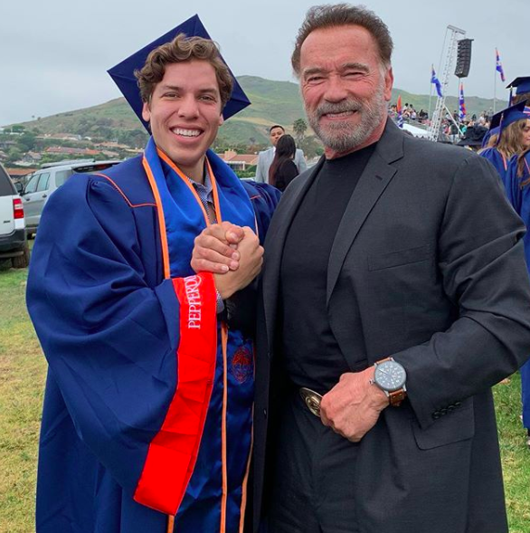 Arnold Schwarzenegger ja tema poeg lõpetasid kooli