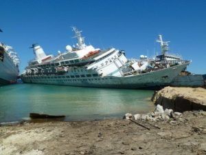 Nagpakita ang Love Boat ng mga pasahero sa isang S.S Pacific Princess luxury cruise ship