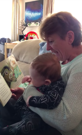grootmoeder voorlezen aan kleinzoon