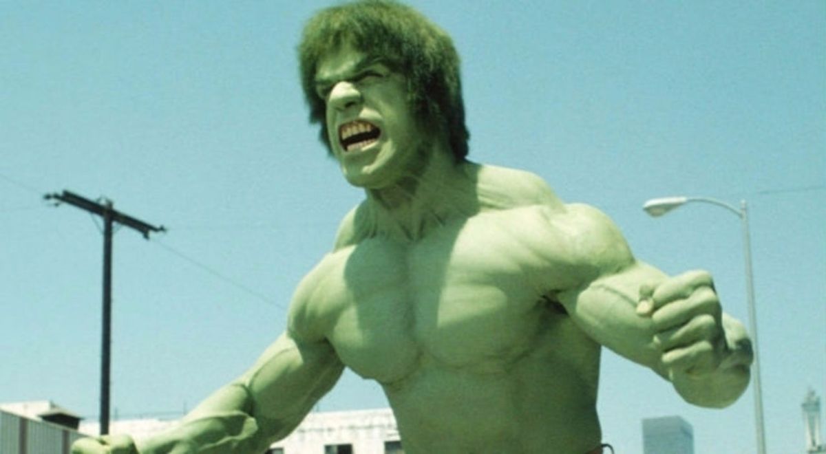 Lou Ferrigno jaunesnysis kalba apie augimą su savo tėvu kaip „Incredible Hulk“