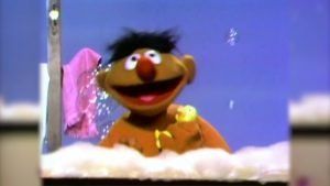 Ernie je svetu predstavil svojega prijatelja Rubber Duckieja na ulici Sezam