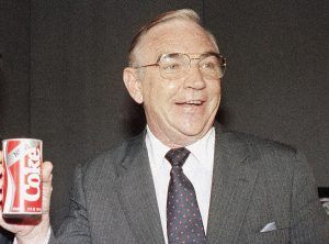Bývalý prezident společnosti Coka-Cola, Don Keough, pomáhal Buffettovi měnit nápoje