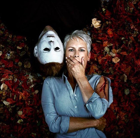 La actriz Jamie Lee Curtis publicando con su coprotagonista de Halloween