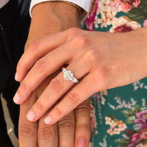 O anel usado pela princesa Beatrice mostra um retorno aos diamantes