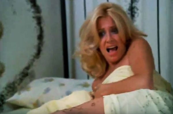 Suzanne-Somers-passiert-in-Lakewood-Manor