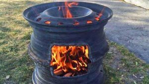 Poços de fogo feitos com aros de pneus de carro permitem que você reúna itens descartados