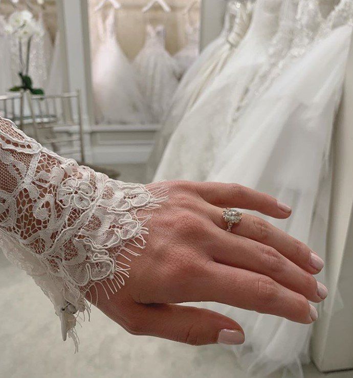 „bindi irwin“ žiedas ir vestuvinė suknelė žvilgčioja