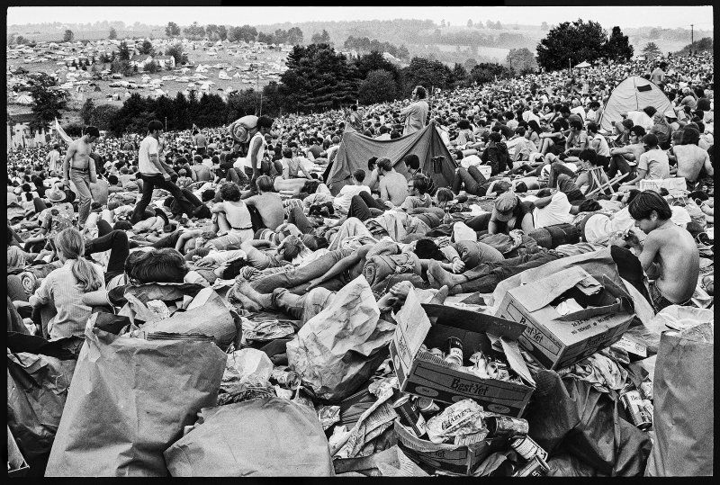 Uma multidão na encosta de Woodstock