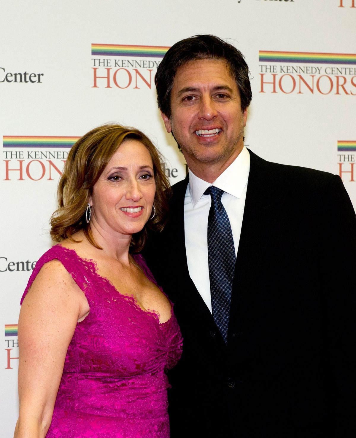 Ray Romano e sua esposa anna em um tapete vermelho