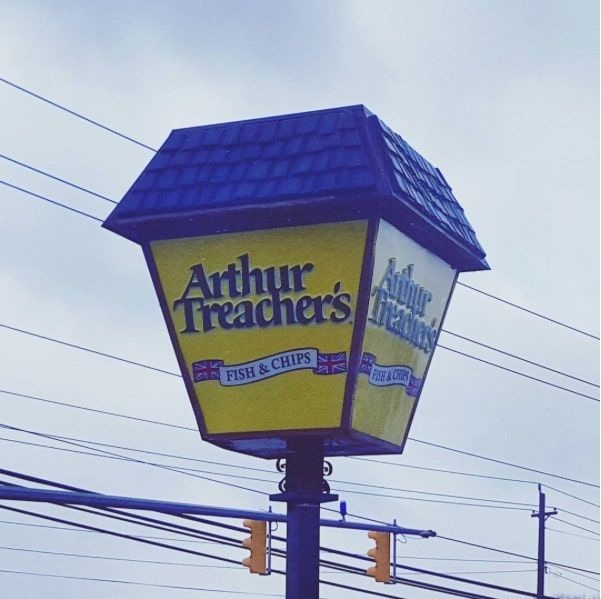 Arthur treachers zivju un čipsu ķēdes restorāns