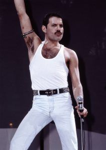 Freddie Mercury turut serta berpindah dari seluar dengan pinggang rendah
