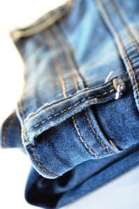 Qualquer item jeans, não apenas calças, recebeu um tratamento de lavagem com ácido