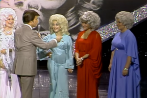 Dolly Parton somiglia a Dick Clark