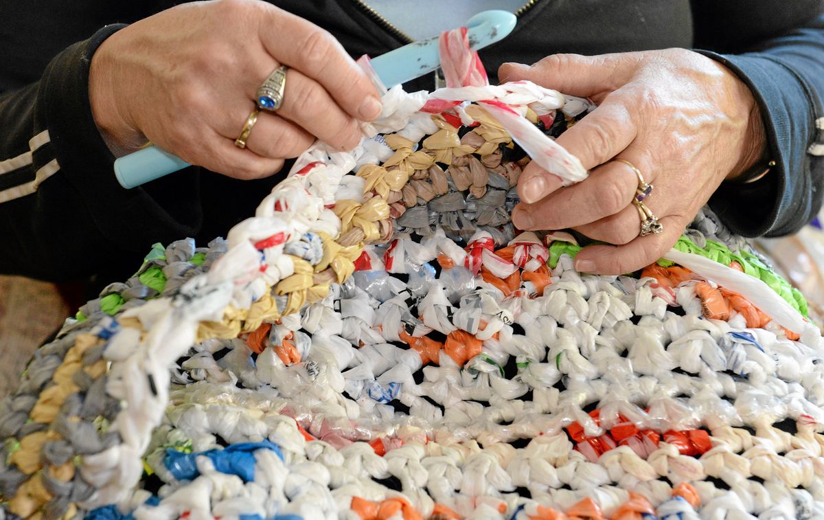 středoškoláci vyrábějí spací podložku z plastových sáčků