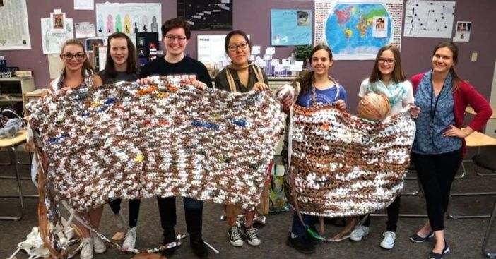 Studenti středních škol používají staré plastové tašky k výrobě rohoží na spaní pro bezdomovce
