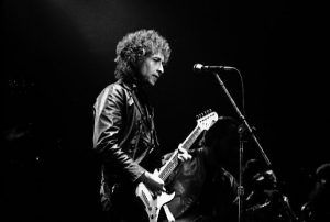 Esdevingut antisemitisme en el passat i el present, Bob Dylan va canviar el seu nom