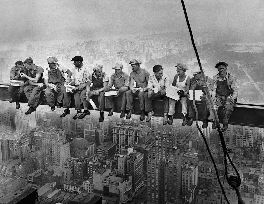 pracownicy jedzą obiad na szczycie wieżowca w 1932 roku