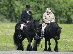 La reina Isabel es pot veure muntant a cavall al llarg dels anys, fins i tot als 93 anys