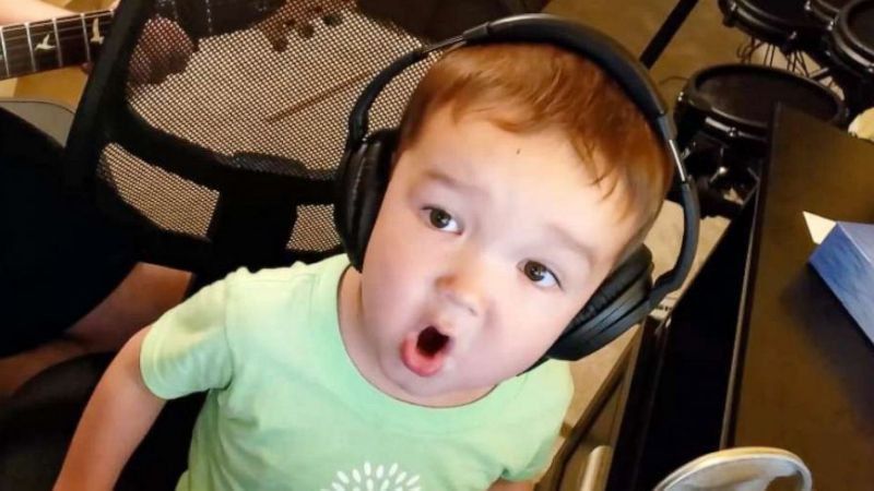 Un noi de 2 anys canta elvis perfectament
