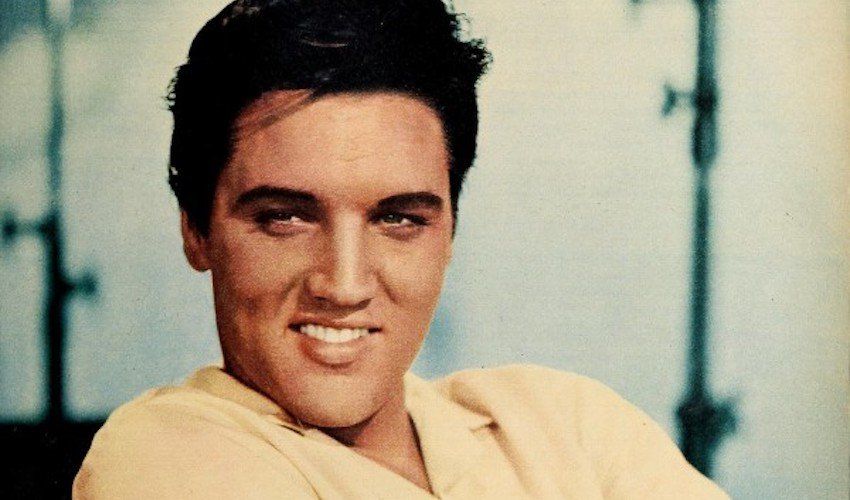 Elvis Presley posant per a la foto