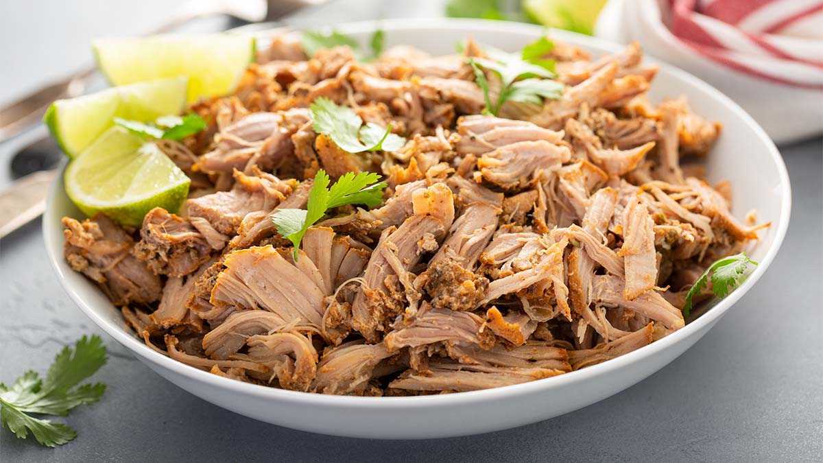 Тањир исецканог споро куваног свињског меса као део дијете коју користе жене које су изгубиле 150 фунти без лабаве коже
