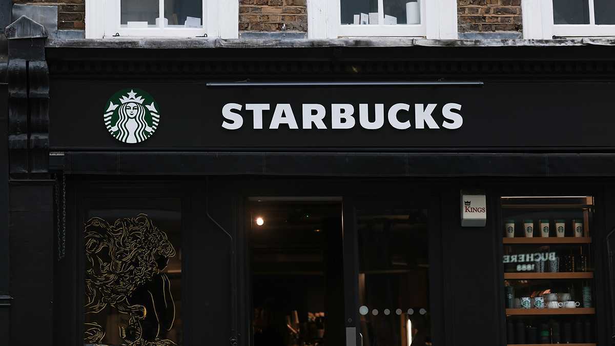 O vitrină Starbucks de unde poți cumpăra cafea cu conținut scăzut de calorii