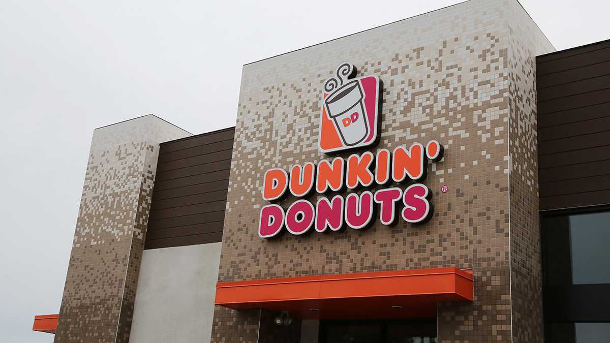 Una vetrina Dunkin Donuts dove puoi ordinare caffè a basso contenuto calorico